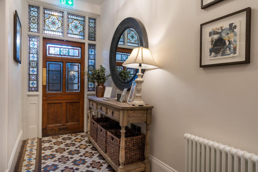 couloir d'entrée de l'hôtel au charme de l'ancien