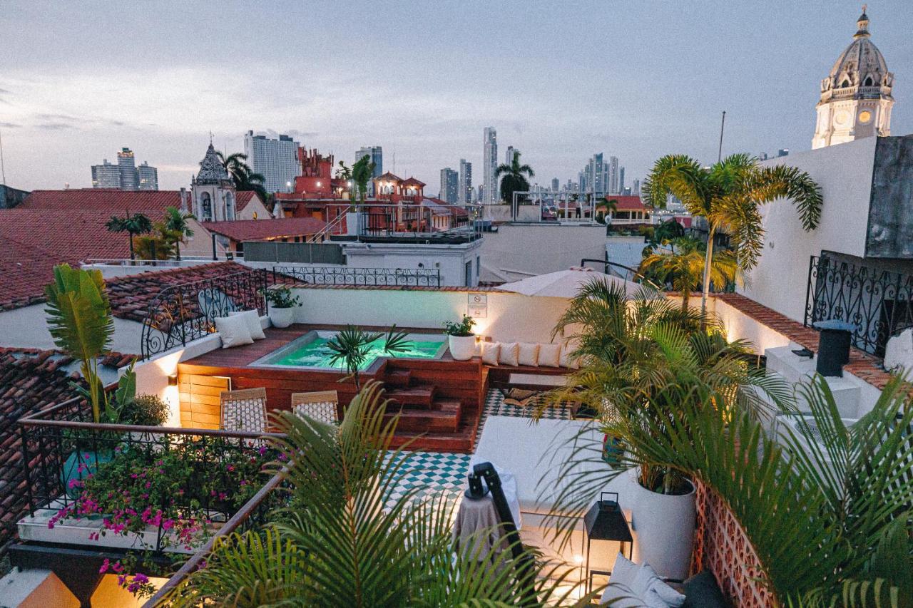 toit terrasse avec jacuzzi à l'hôtel Amarla Boutique Hotel Casco Viejo dans le centre historique de Panama City