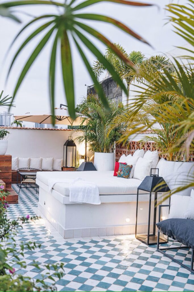 espace détente et repos sur le toit terrasse avec vue sur les toits de Panama City