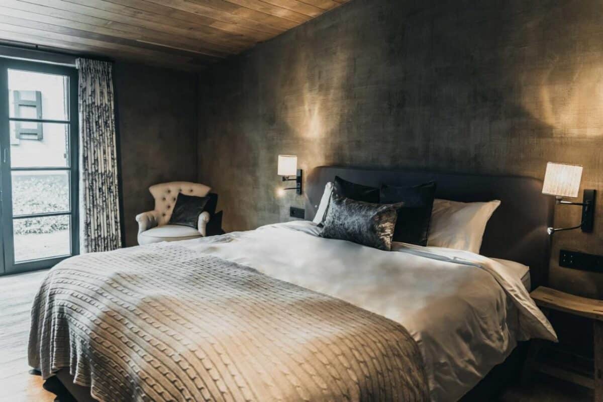 chambre de charme aux teintes grises et apaisantes dans la partie flamande de la Belgique à proximité de la mer du Nord et de Bruges