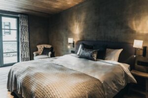 chambre de charme aux teintes grises et apaisantes dans la partie flamande de la Belgique à proximité de la mer du Nord et de Bruges