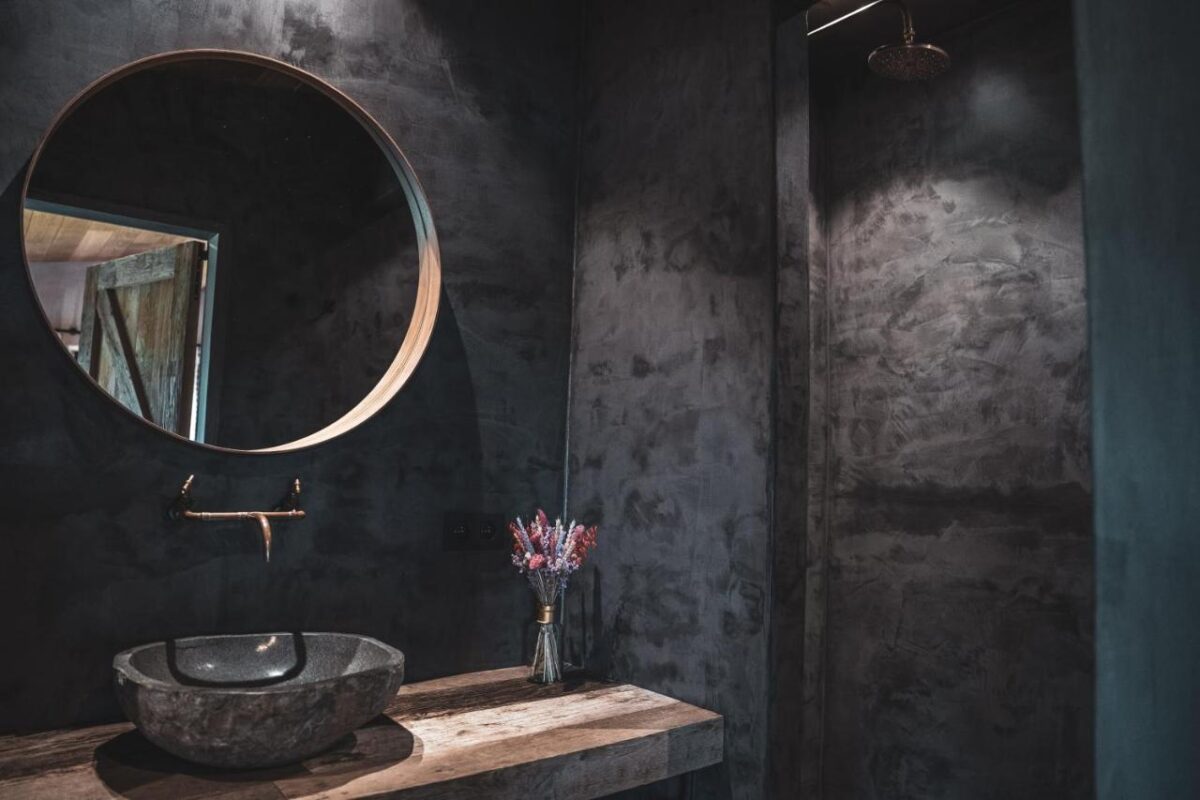 salle de douche moderne et élégante aux teintes sombres