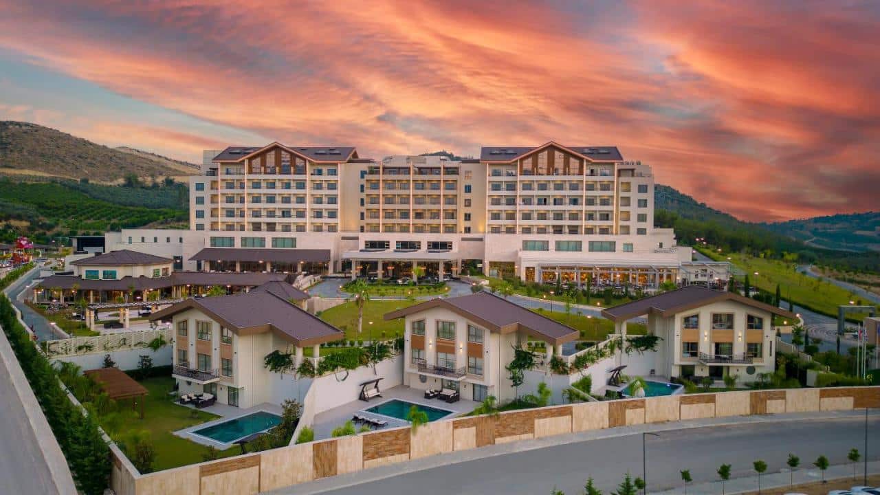 immense complexe hôtelier 5* BN Hotel THermal and Spa sur les bords de la mer Méditerranée en Turquie