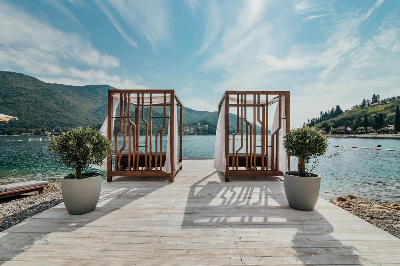 plage privée avec ponton sur la baie de Kotor à l'hôtel Casa Del Mare Mediterraneo au Monténégro