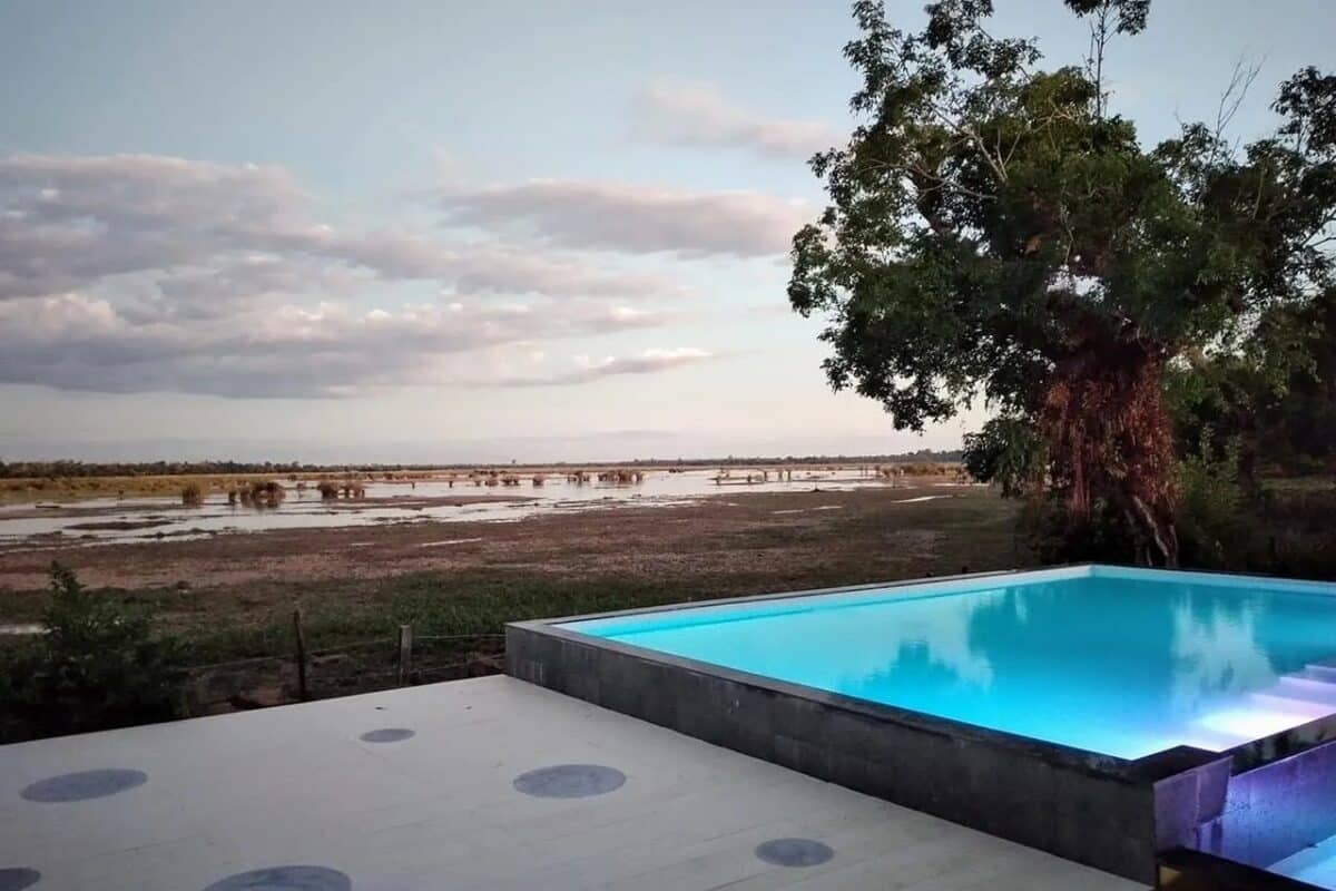 piscine extérieure à débordement et à la splendide vue panoramique sur les marais