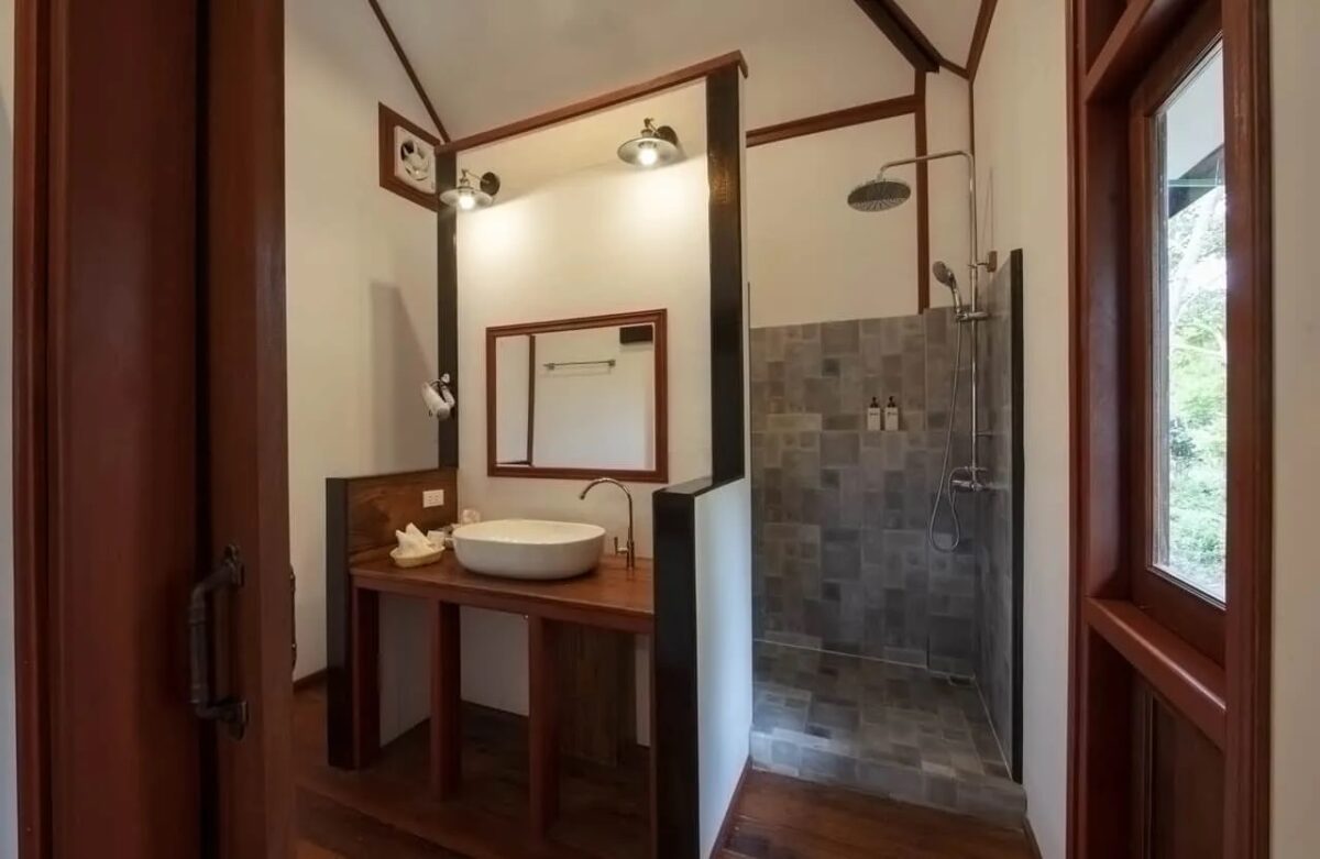 salle de douche dans un des bungalows