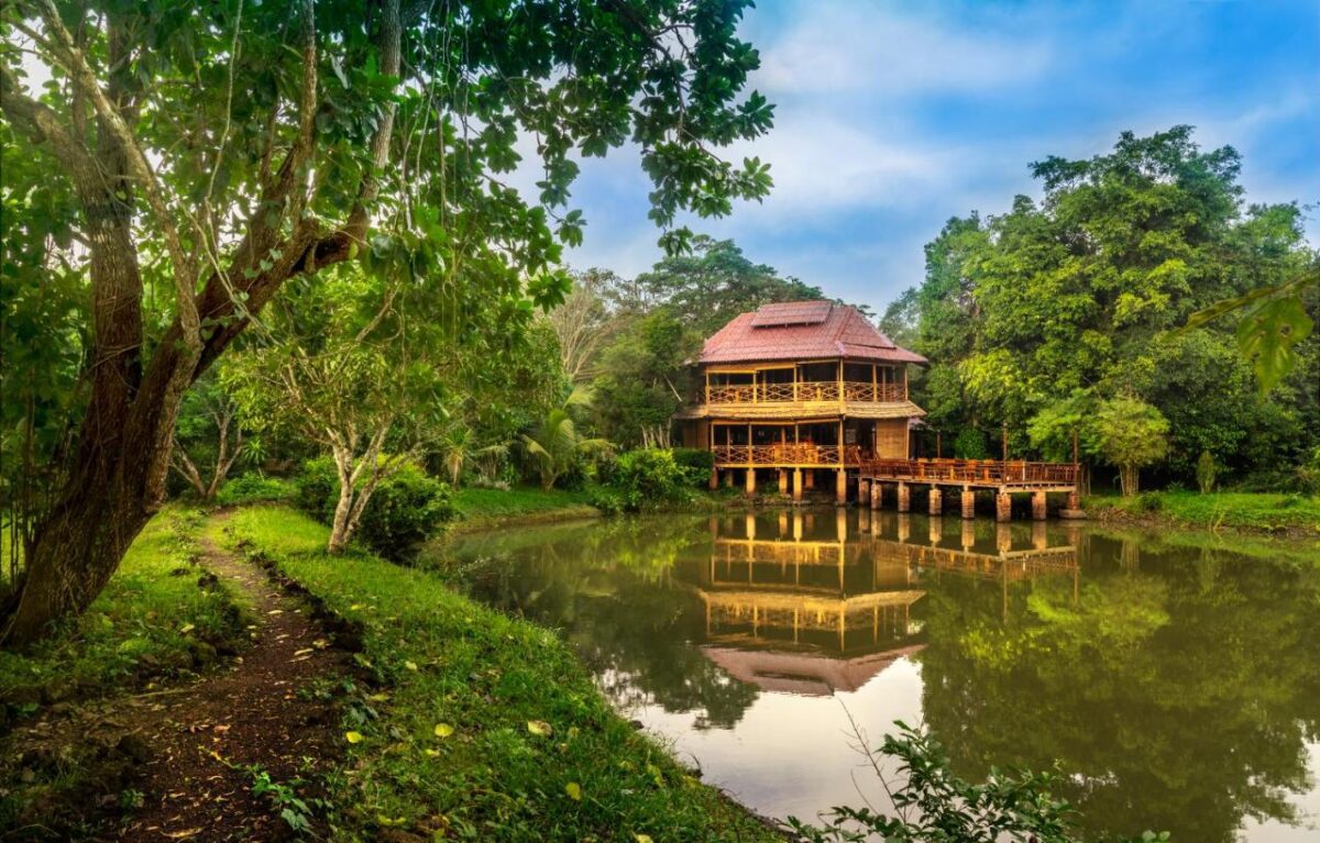 hotel Kingfisher Ecolodge suspendu sur pilotis au-dessus d'un étang dans le sud du Laos et à proximité du Mékong