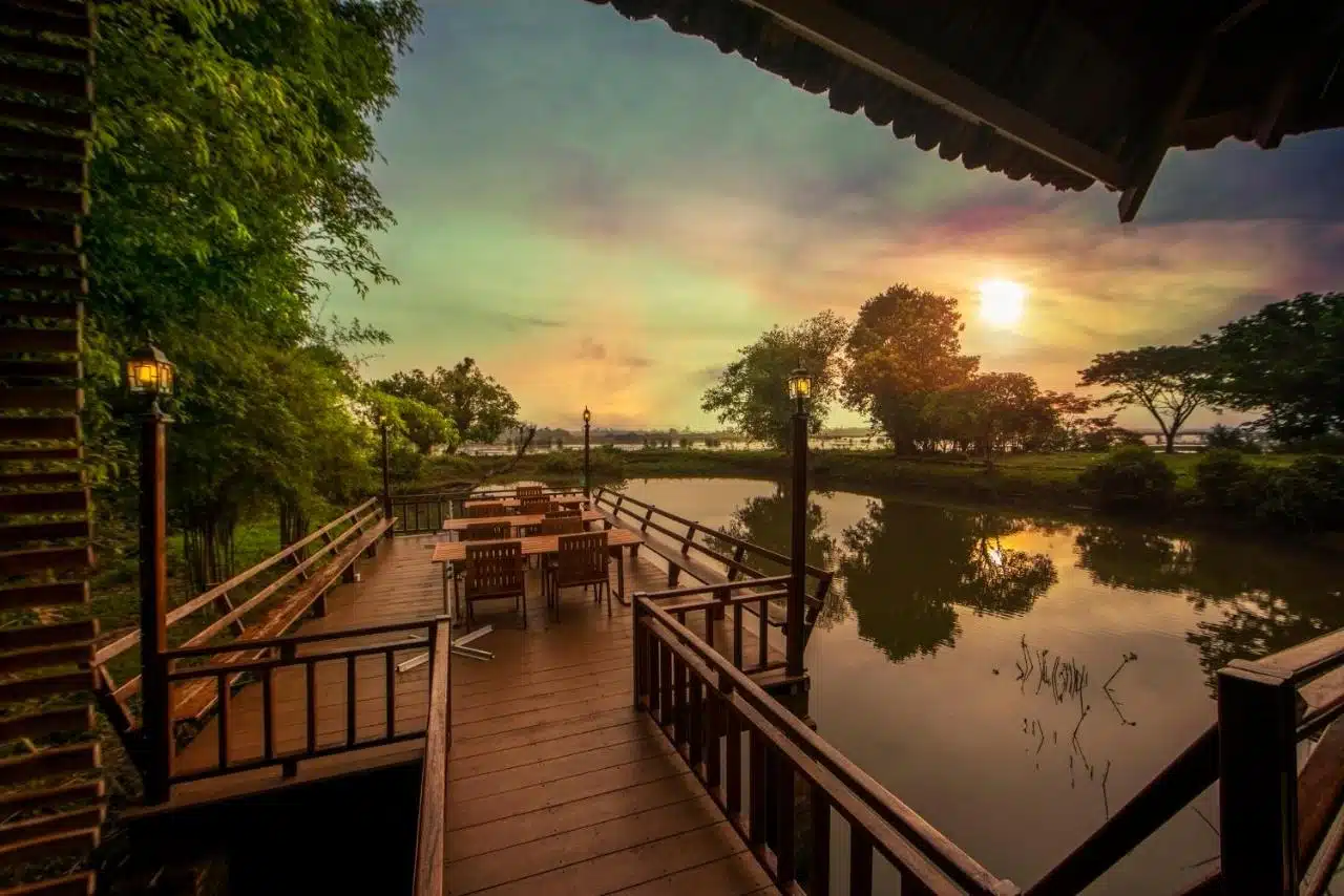 magnifique vue depuis la terrasse du restaurant du Kingfisher Ecolodge hotel 3* à l'entrée du parc naturiel Xe Pian