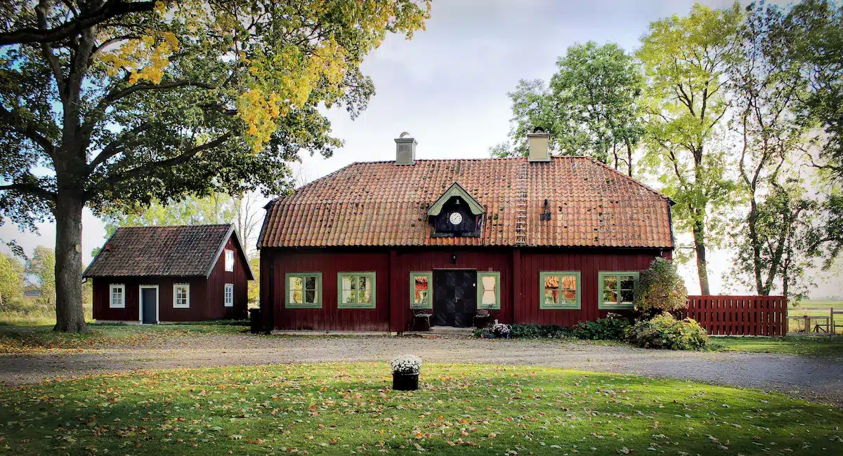 ancienne ferme royale rénovée et accueillant des chambres d'hôtes au Kungs Starby Gard B&B en Suède