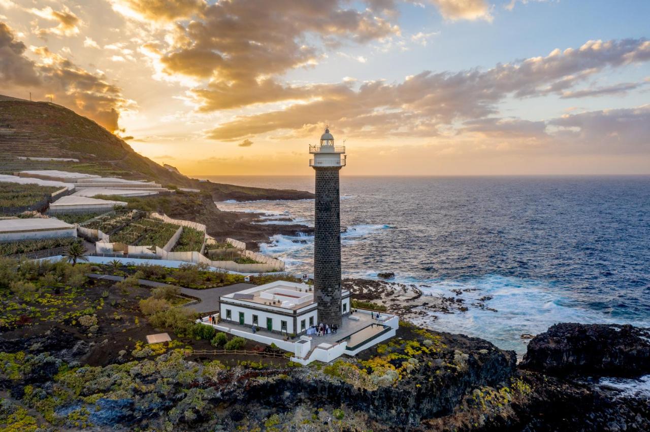 vue aérienne du Lighthouse on La Palma Island - Faro Punta Cumplida avec des magnifiques suites à louer sur l'île de La Palma aux Canaries
