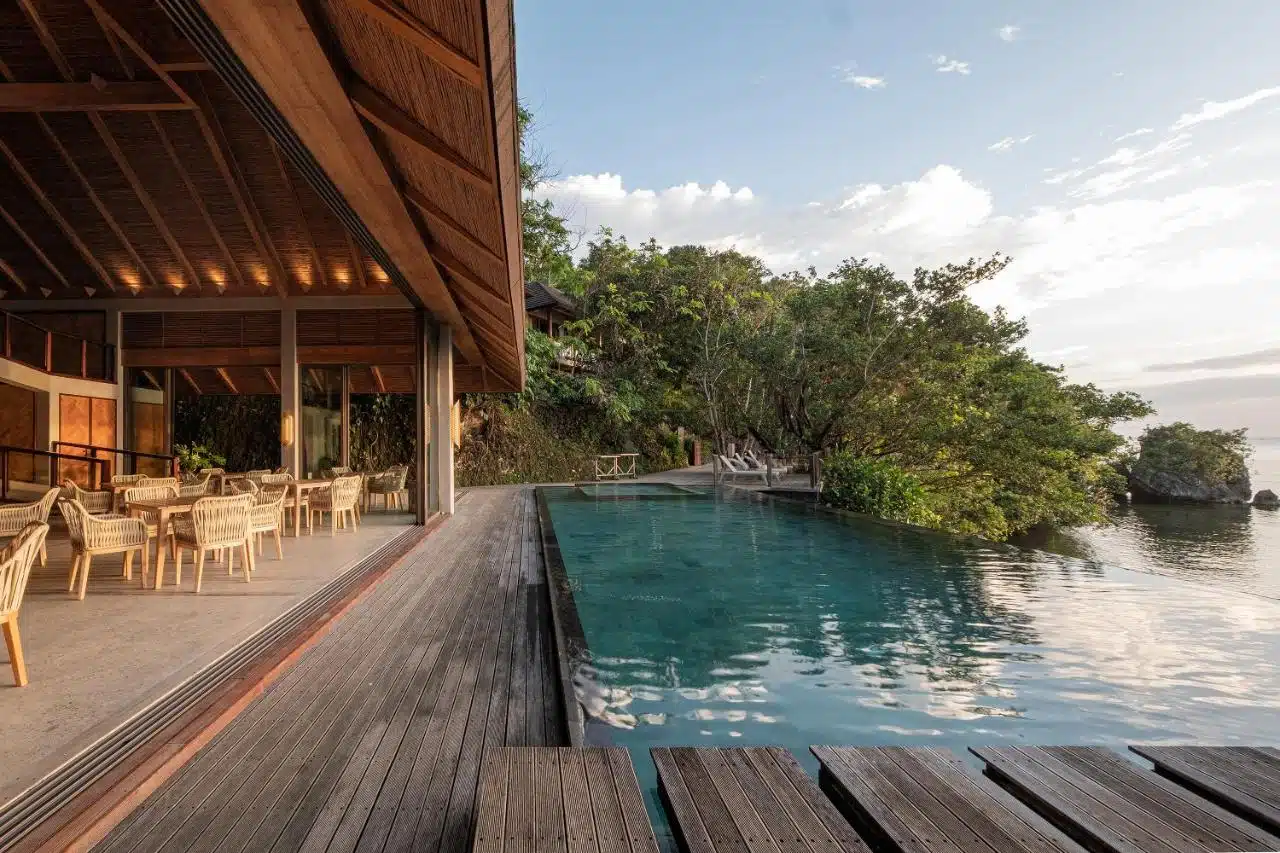 Restaurant donnant sur la piscine extérieure à débordement de l'hôtel Manami Resort à Negros aux Philippines