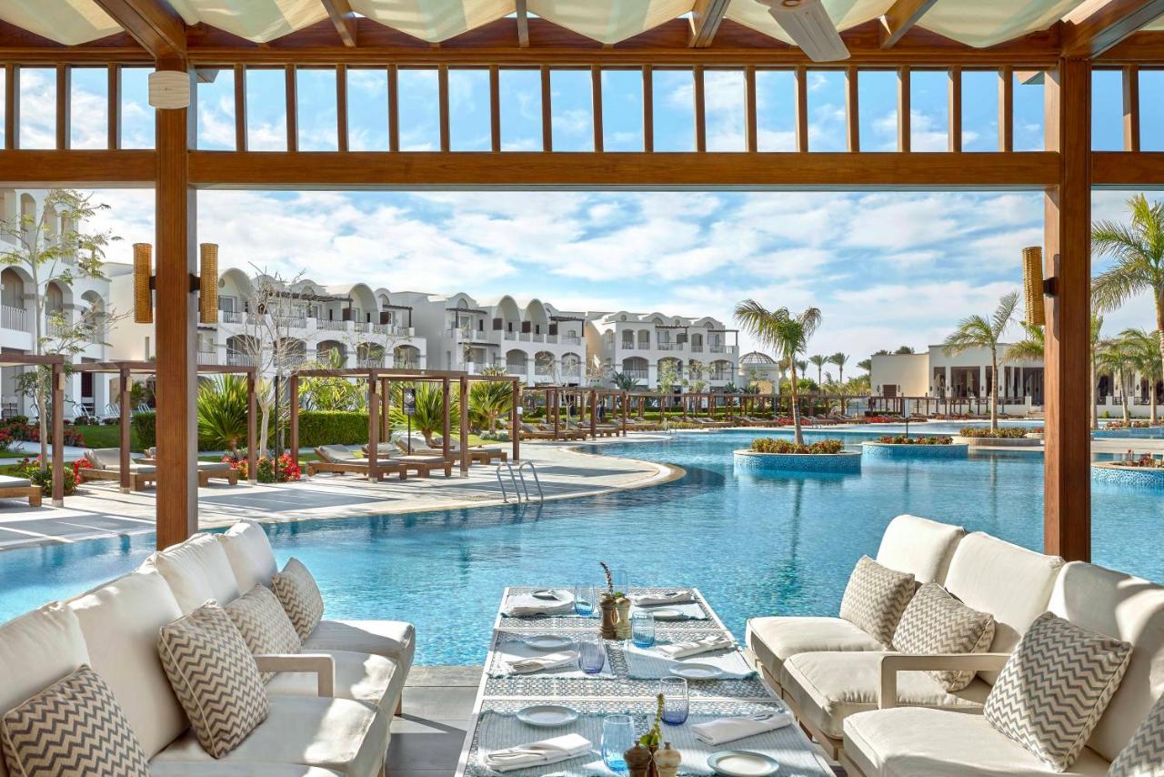bar piscine lounge de l'hôtel tout compris (All Inclusive) Steigenberger Resort Alaia à Marsa Alam en Égypte