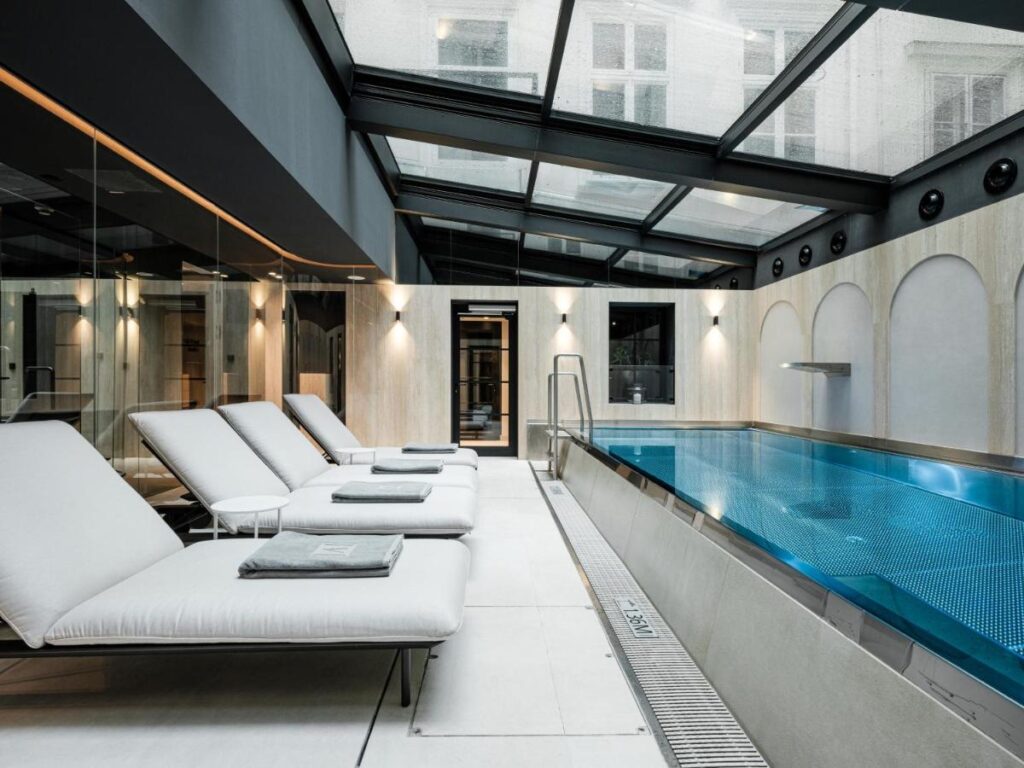 spa avec piscine intérieure dans l'hôtel The Amauris