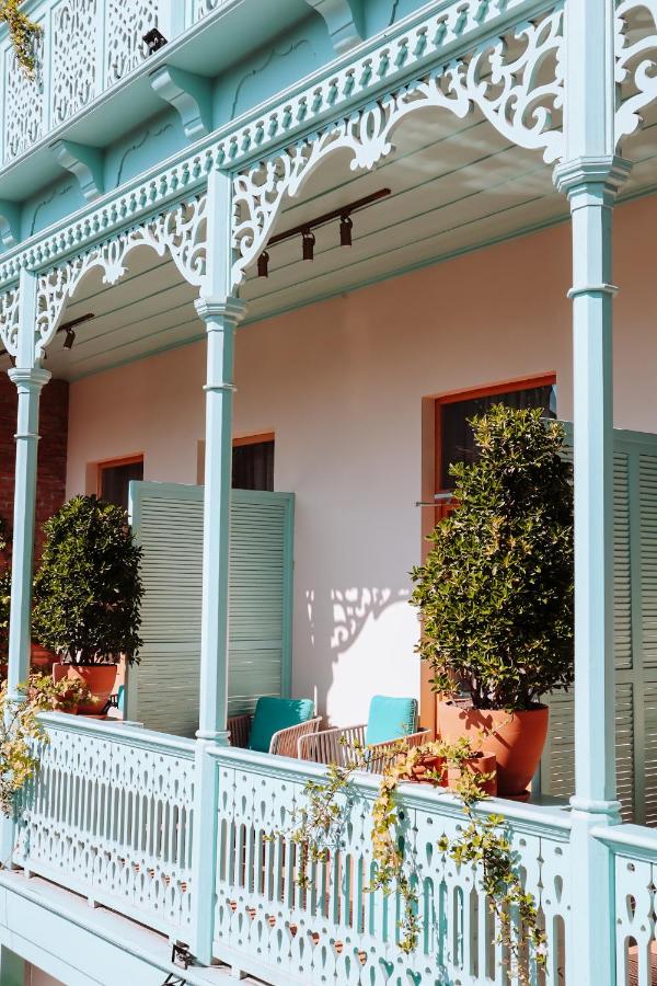 balcon décoratif typique de Géorgie de l'hôtel niché dans un ancien bâtiment de la vielle ville