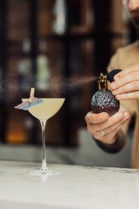 cocktail servi au bar de l'hôtel