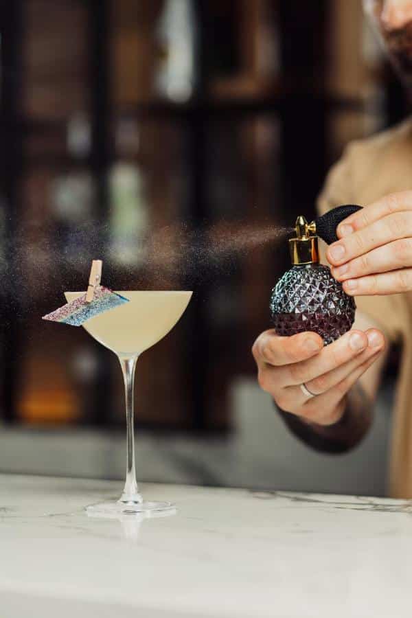 cocktail servi au bar de l'hôtel