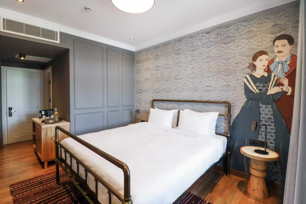 chambre double avec une peinture murale réalisée à la main par un artiste local