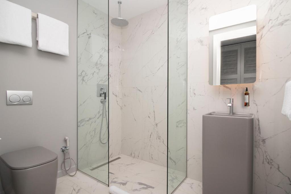 salle de douche moderne dans chaque chambre de l'hôtel