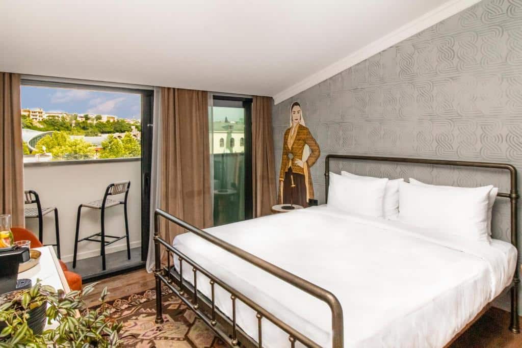 suite avec balcon offrant une vue panoramique sur les toits de Tbilissi à l'hôtel The House Hotel Old Tbilisi