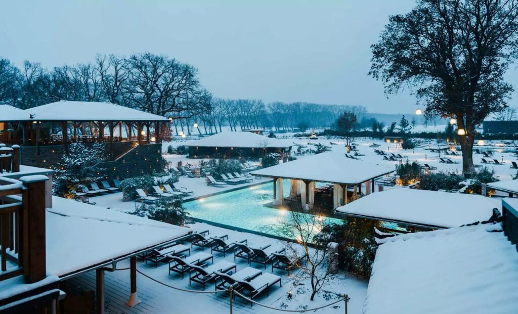 jardin et piscine extérieure chauffée du spa sous la neige