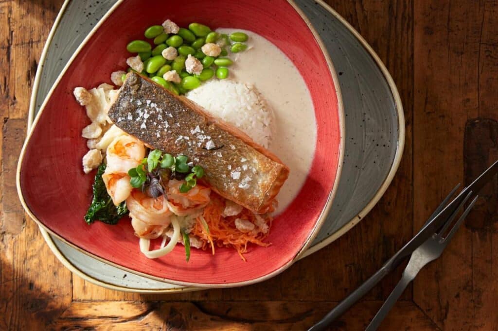 plat d'inspiration asiatique servi au restaurant de l'hôtel