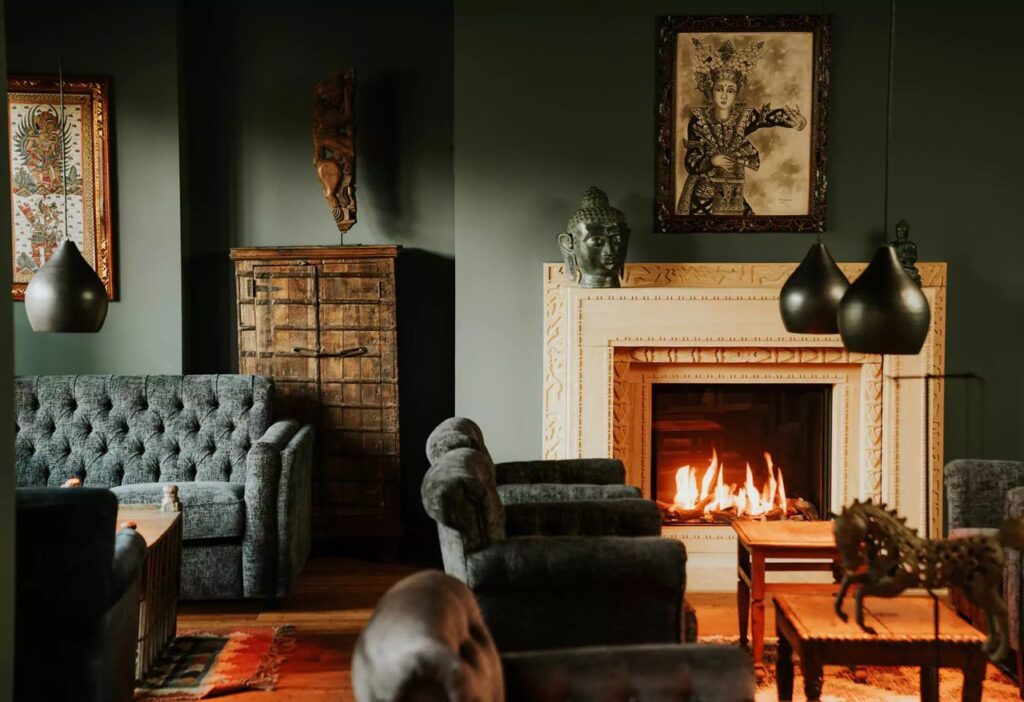 salon avec cheminée, cosy et cocooning, dans le lobby de l'hôtel Vabali Spa Hamburg