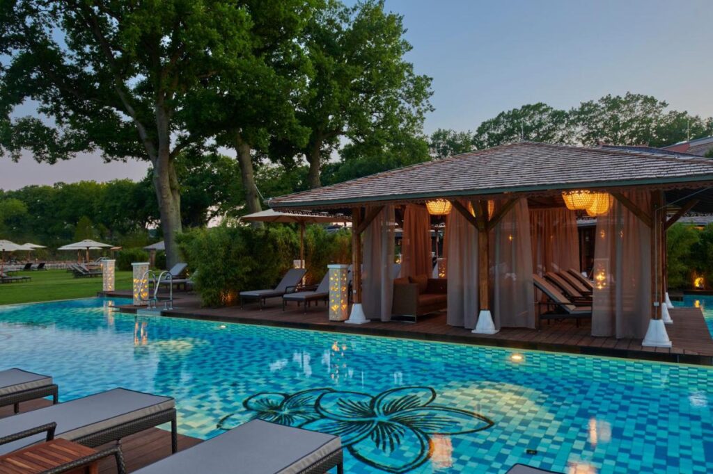 piscine extérieure chauffée du centre thermal Vabali Spa d'Hambourg