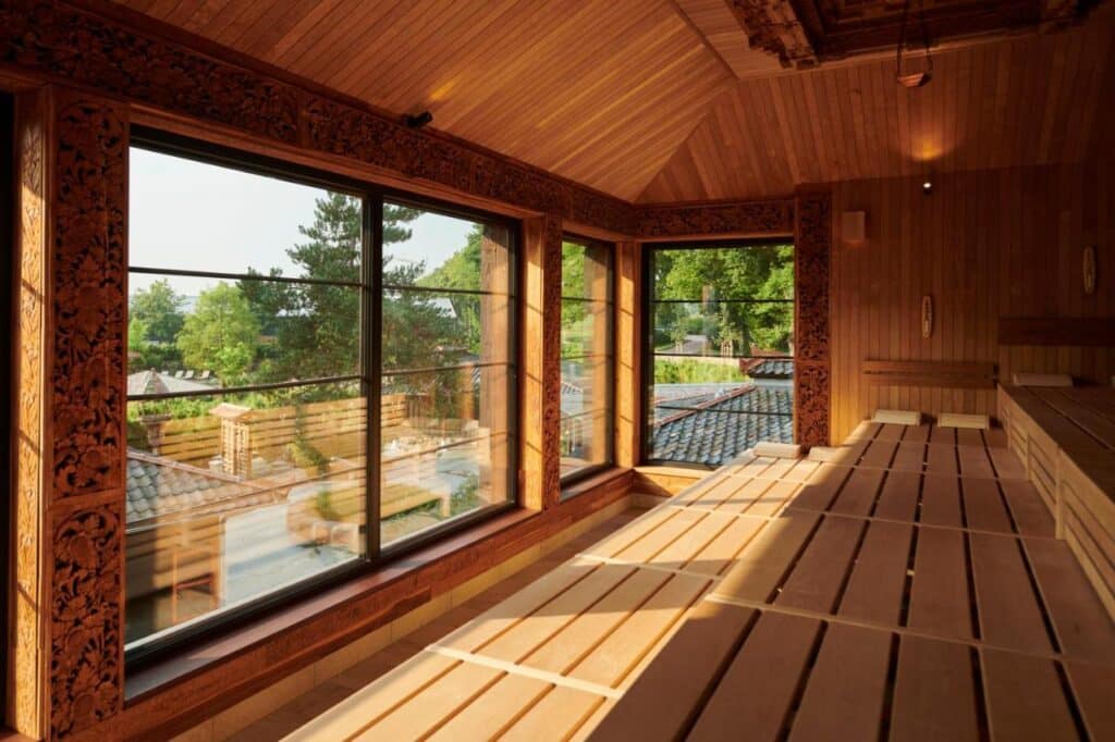 un des nombreux sauns du centre thermal, celui-ci étant panoramique