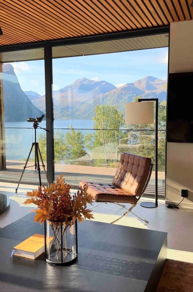 jumelle disponible dans le salon pour observer en détail le panorama incroyable du fjord et des montagnes