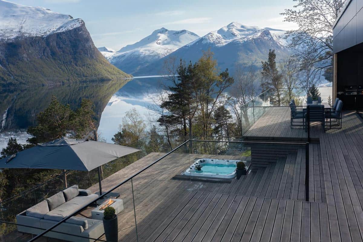 terrasse à la vue panoramique et avec jacuzzi privé dans une maison de vacances, la Villa Kristina Åndalsnes, à louer dans un fjord en Norvège