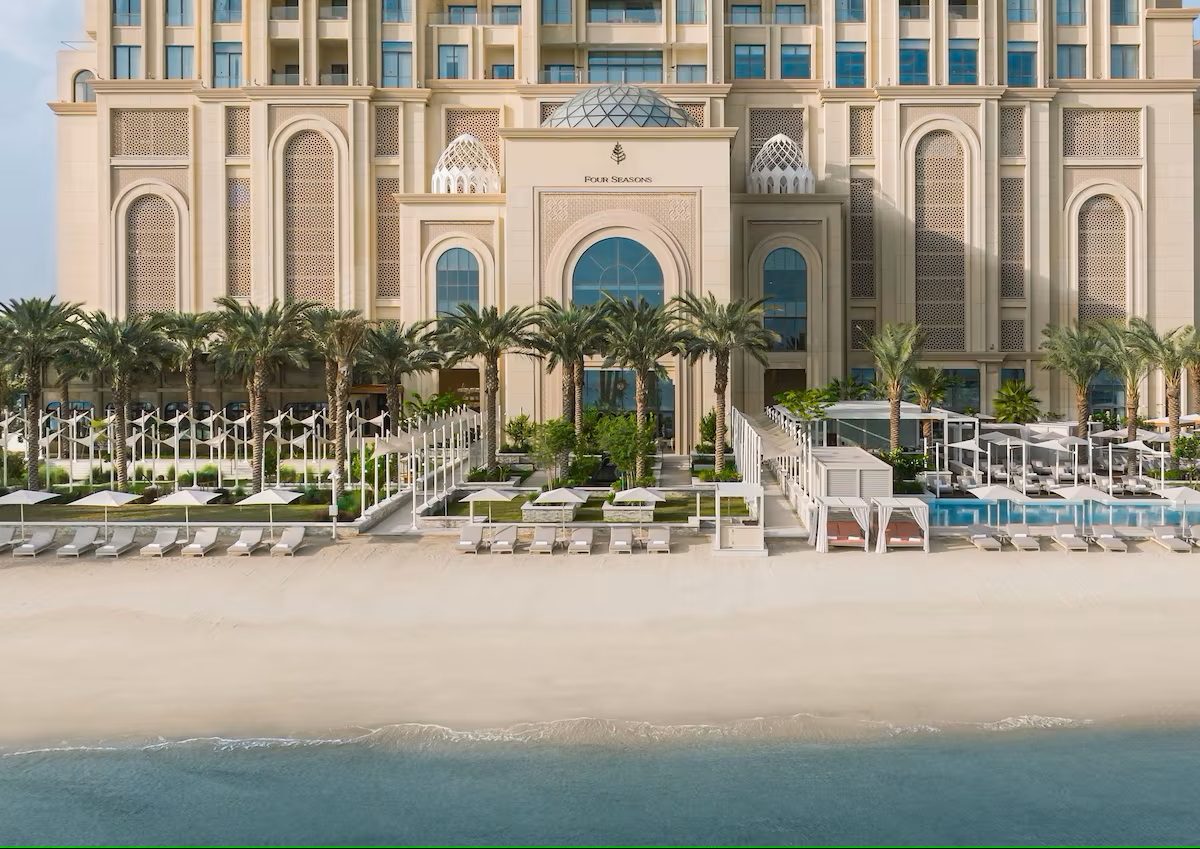 façade de l'hôtel Four Seasons Resort and Residences at The Pearl - Qatar donnant directement sur une plage privée