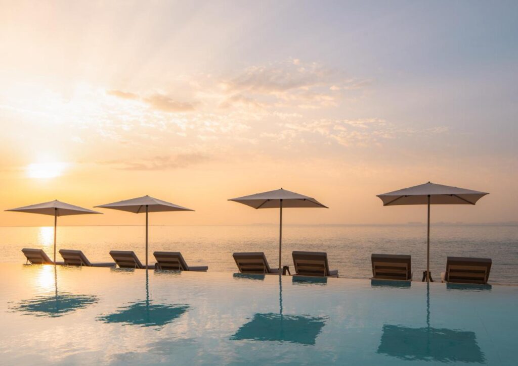 piscine de l'hôtel surplombant la plage privée