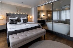 chambre deluxe élégante et intimiste à l'ambiance feutrée et romantique