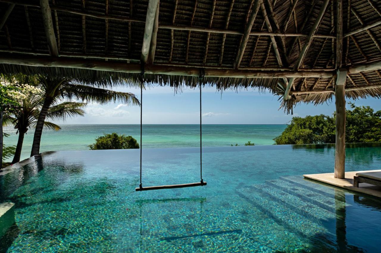 piscine à débordement avec vue sur l'océan indien au Zanzibar à l'hôtel Qambani Luxury Resort