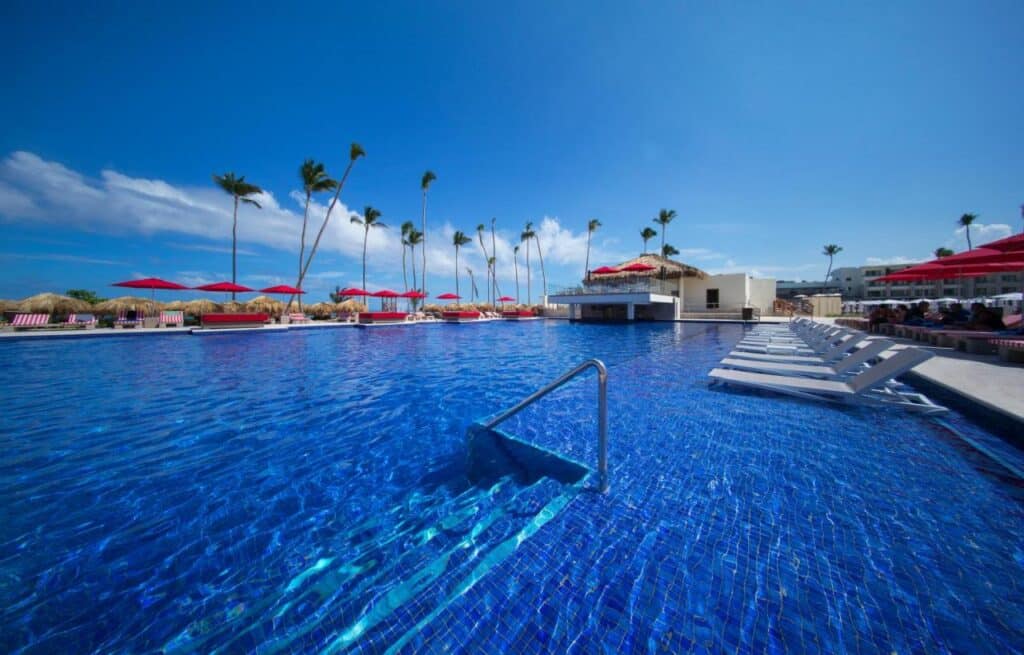 piscine avec vue mer à l'hôtel Royalton Bavaro sur la plage de Bavaro à Punta Cana en République Dominicaine