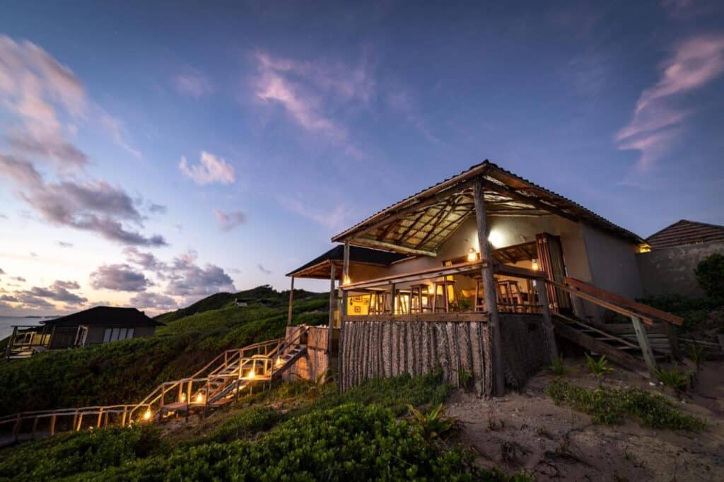 ecolodge Sava Dunes dans la région d'Inhambane au Mozambique. Un lodge en pleine nature, niché dans les dunes de sable face à l'océan Indien