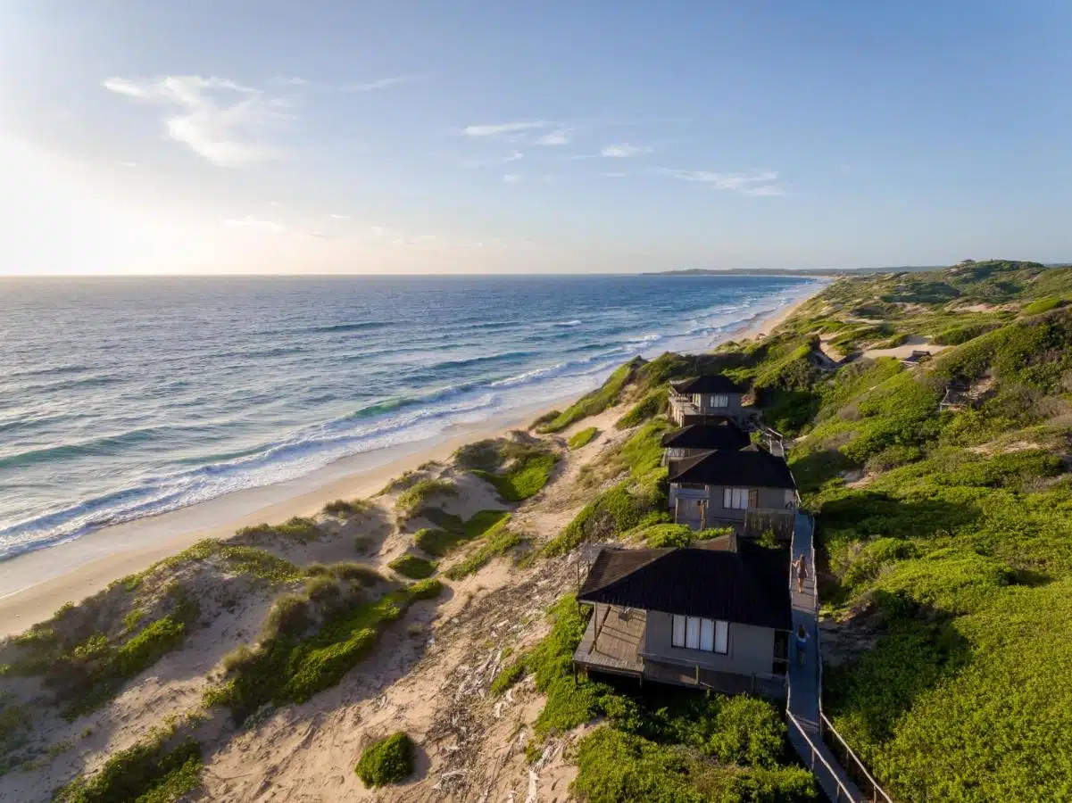 vue aérienne du Sava Dunes, Ecolodge luxueux et romantique pour un séjour en pleine nature au Mozambique