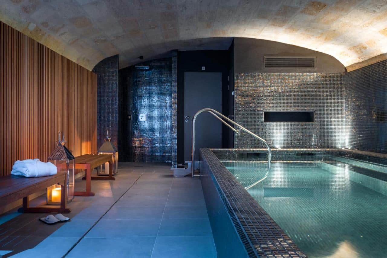 Villas Foch Boutique Hotel & Spa Bordeaux et son spa avec piscine intérieure dans les caves voûtées