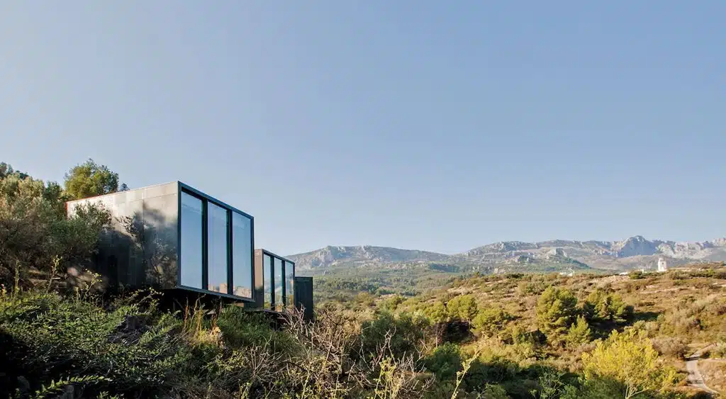 vue des lodges sur pilotis avec baie vitrée panoramique à l'hôtel Vivood Landscape Hotel