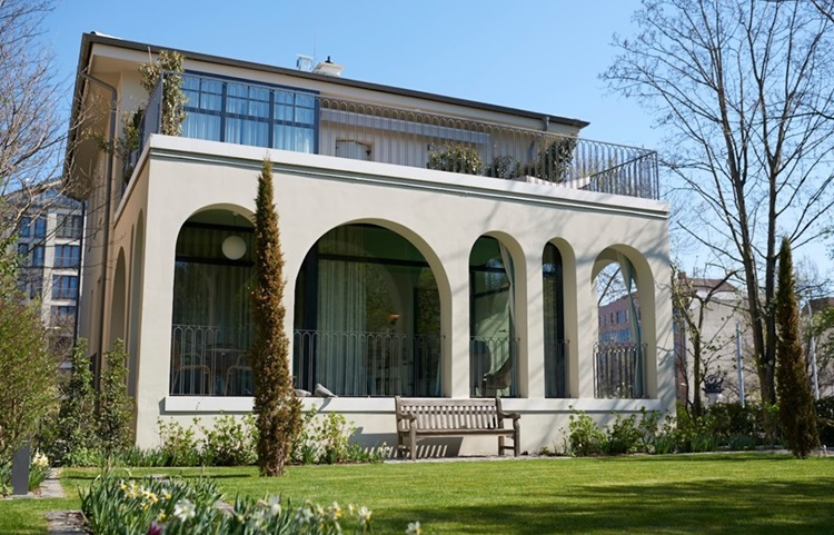 vue du jardin et de la façade du Bagatelle Gardenhouse, petit boutique hôtel de charme à Budapest