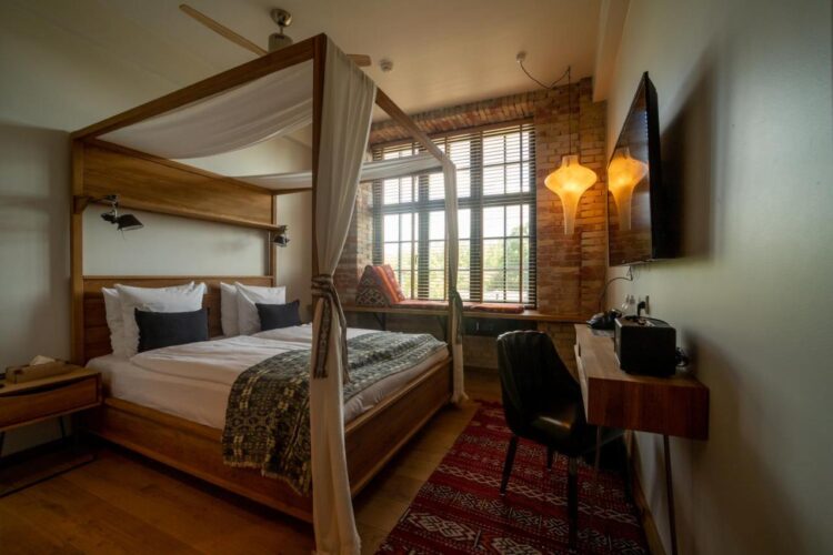 chambre au style industriel et bohème avec des matériaux naturels à l'hôtel Bryggen Guldsmeden à Copenhague