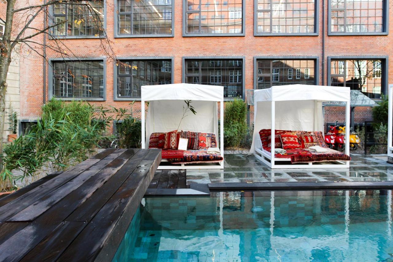 piscine extérieure chauffée dans la cour de l'hôtel