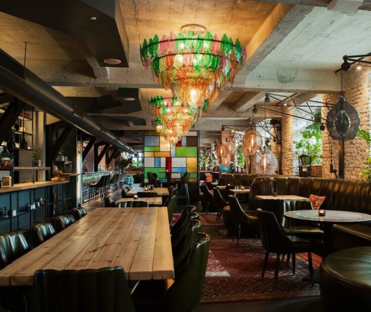 bar lounge et espace petit-déjeuner de l'hôtel installé dans une ancienne fabrique à chaussures