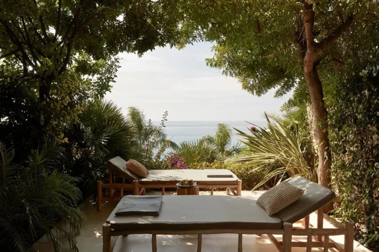 terrasse privée avec transats et vue sur la mer dans une suite du F Zeen Retreat Kefalonia en Grèce