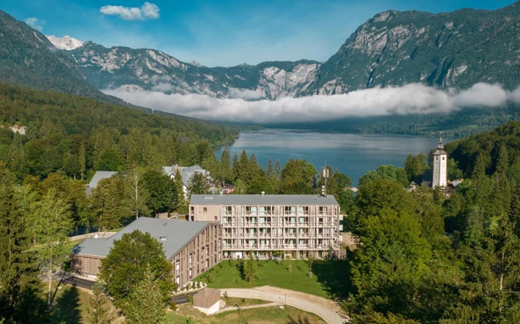 Vue aérienne de l'hôtel Bovinj au bord du lac de Bohinj au cœur du Parc National du Triglav en Slovénie