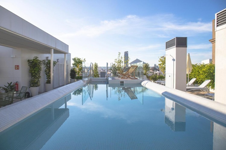 piscine sur le toit terrasse de l'hôtel nQn Sevilla en plein cœur du centre historique de Séville