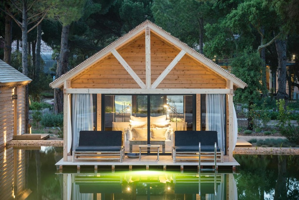 Coup de cœur pour cette Bio-Pool Suite, une cabane surplombant une piscine biologique. Un endroit romantique au milieu de la nature de Comporta