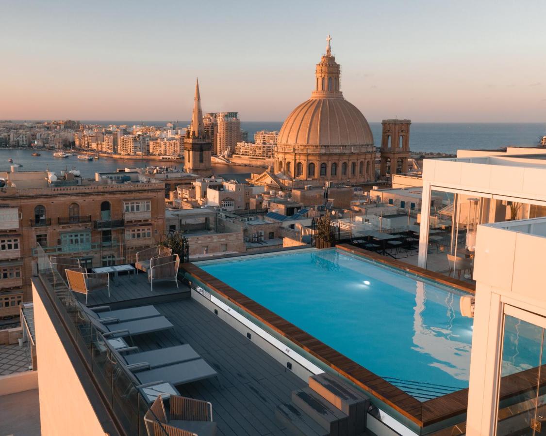 toit terrasse avec piscine extérieure chauffée et vue panoramique à l'hôtel The Embassy Valletta Hotel