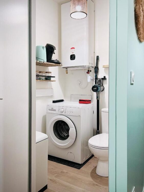 buanderie avec un lave-linge bien pratique pour voyager léger