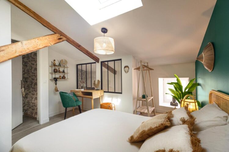 ambiance chaleureuse, naturelle et exotique pour cette location de vacances Emeraude Duplex, idéalement située pour découvrir la Provence et les champs de lavande